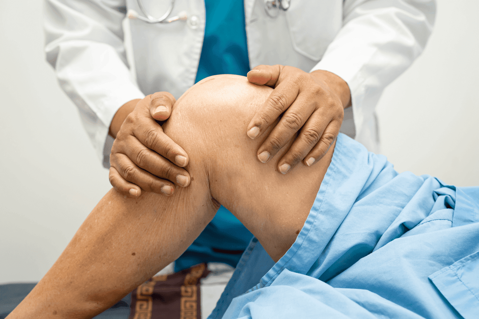 Doctor examining a patient’s knee.